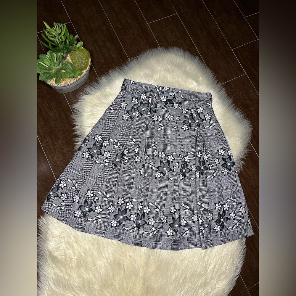 Tristan Black and White floral printed skirt sz 6